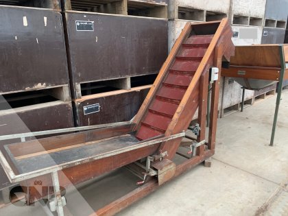 Opvoerlevator met schudbak