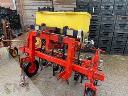 Schoffelmachine met zaaibak