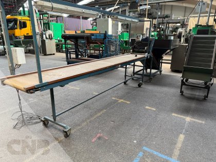 Leesband met opvoerelevator en stortpit