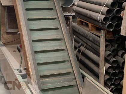 Opvoerelevator met uienafstaartmachine