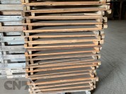 Foto van Houten Tussen pallets