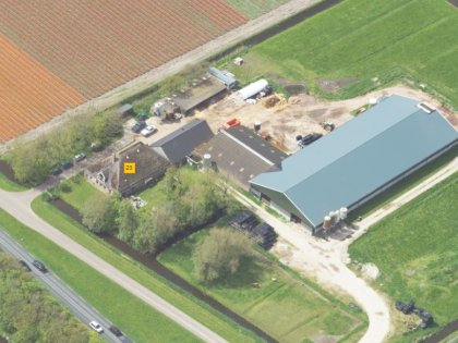 Gangbaar melkgeitenbedrijf met stolpboerderij